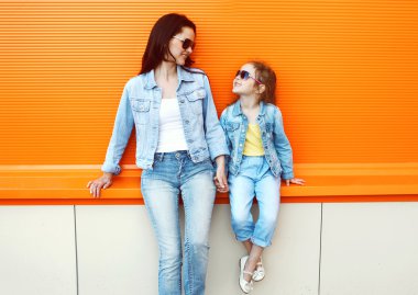 Mutlu anne ve şehirde bir kot elbise giyen çocuk