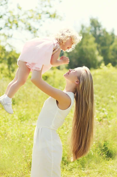 Happy mother playing having fun with child in summer day — Stock Photo, Image