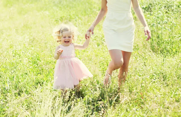 Matka a dítě běží, baví se spolu ve slunečný den — Stock fotografie
