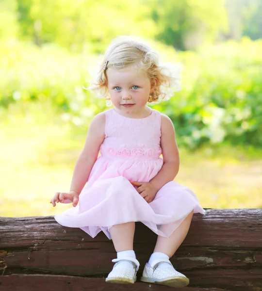 Retrato menina criança vestindo um vestido rosa no dia de primavera — Fotografia de Stock