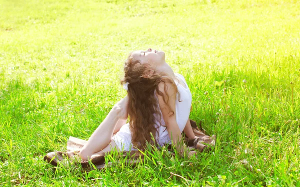 Çimenlerin üzerinde yaz günde germe yoga egzersiz yaparak çocuk — Stok fotoğraf