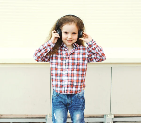 Barn lyssnar på musik i hörlurar över vit bakgrund — Stockfoto