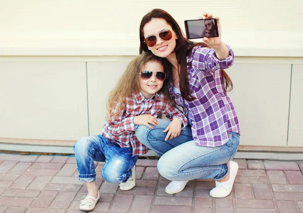 Ευτυχισμένη μητέρα και παιδί λήψη αυτοπροσωπογραφία σε smartphone στην cit — Φωτογραφία Αρχείου