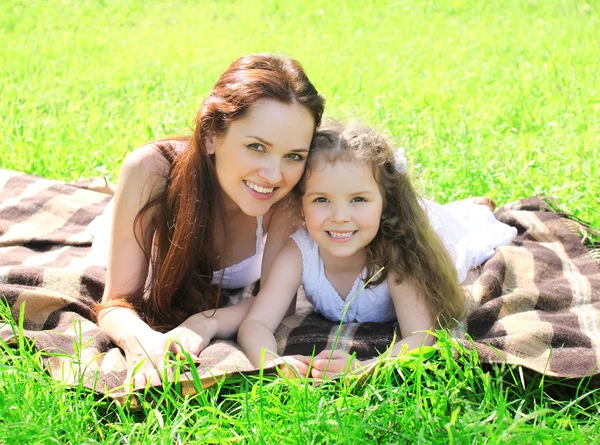 Felice madre e bambino con denti sorrisi sdraiato poggiando sulla p — Foto Stock