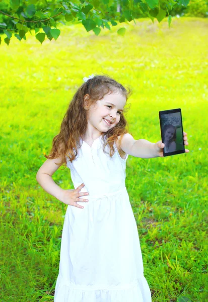 Feliz niña sonriente haciendo autorretrato en smartpho —  Fotos de Stock