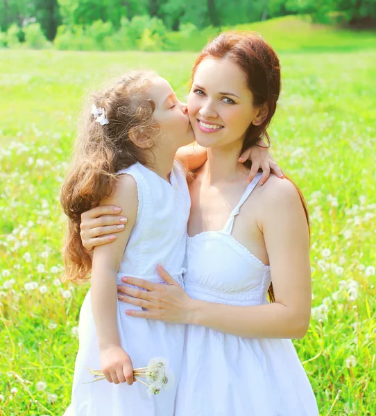 Muttertag und glückliches Familienkonzept - Kind küsst liebende Mutter — Stockfoto
