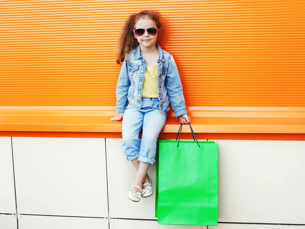 Pretty little girl child wearing a jeans clothes and sunglasses — Stock Photo, Image