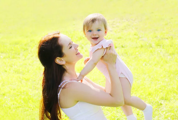 Sonniges Porträt glückliche Mutter und Baby haben Spaß im Sommertag — Stockfoto