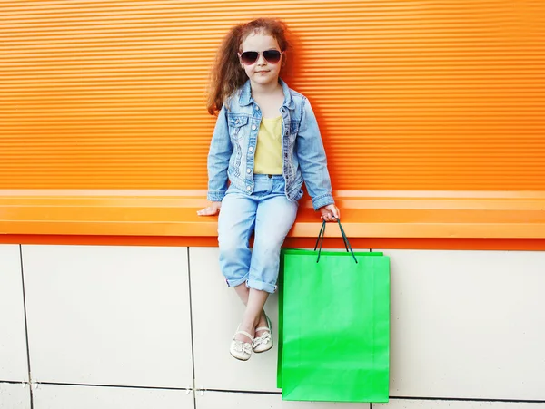 Красивая маленькая девочка в джинсах и солнечных очках Лицензионные Стоковые Изображения
