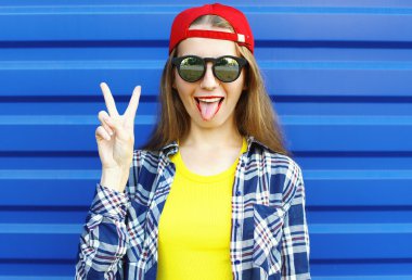 Güneş gözlüğü ve renkli elbise hav hipster serin kız moda
