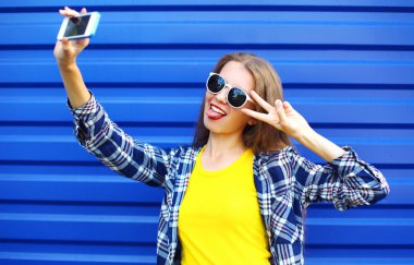 Öz-p eğleniyor renkli giysili güzel kadın moda yapar
