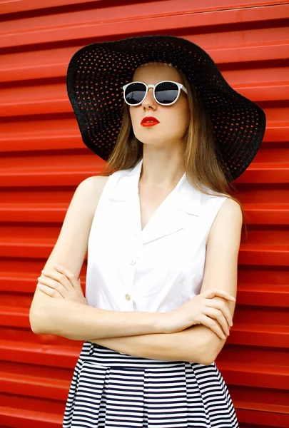 Retrato de moda de mulher bonita usando um chapéu de palha preta, s — Fotografia de Stock