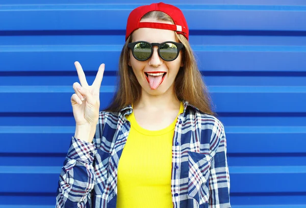 Mode hipster cool meisje in zonnebril en kleurrijke kleding hav — Stockfoto