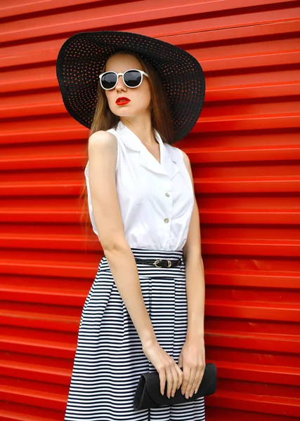 Ritratto di moda di bella donna che indossa un occhiali da sole, paglia — Foto Stock