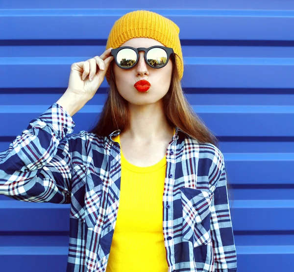 Fashion portrait of hipster cool girl in sunglasses and colorful — Stock Photo, Image