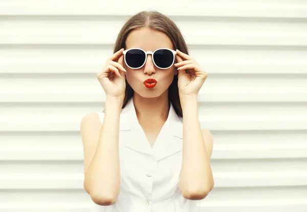 Retrato de moda de mujer joven bonita en gafas de sol blancas — Foto de Stock