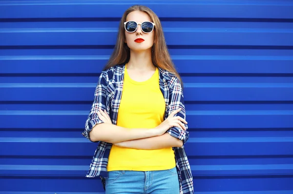 Retrato de moda de chica bonita en gafas de sol y tela de colores — Foto de Stock