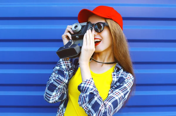 Moda menina muito legal vestindo uma roupa colorida com ret velho — Fotografia de Stock