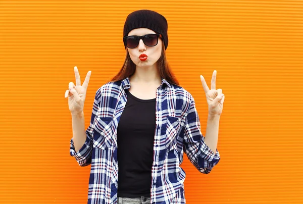 Fashion portrait pretty cool girl wearing a black hat, sunglasse — Stock Photo, Image