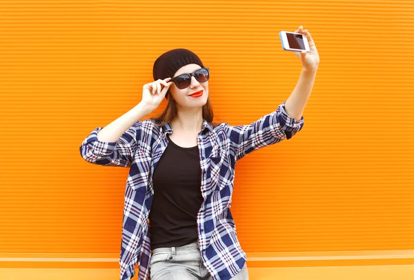 Moda menina muito legal faz retrato selfie no smartphone ove — Fotografia de Stock