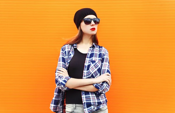 Fashion pretty woman wearing a black hat, sunglasses and checker — Φωτογραφία Αρχείου