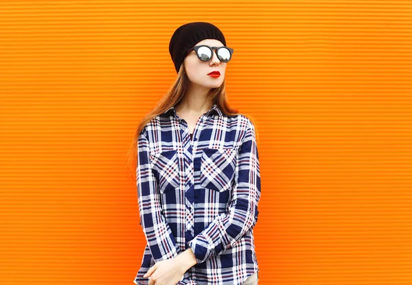 Fashion pretty woman wearing a black hat, sunglasses and shirt o — ストック写真
