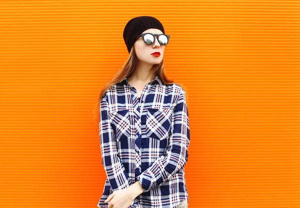 Moda mujer bonita con un sombrero negro, gafas de sol y camisa o — Foto de Stock