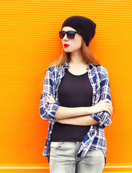 Fashion pretty woman wearing a black hat, sunglasses and shirt o — ストック写真