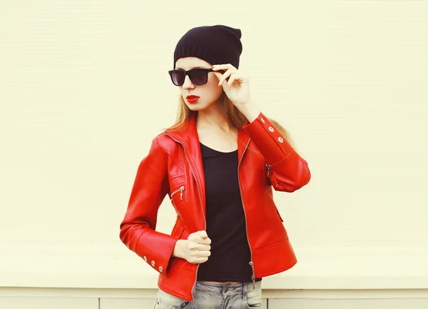 Fashion pretty woman with red lipstick wearing a rock leather ja — Stockfoto