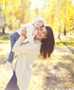 Anne ve güneşli Tortum eğleniyor oynayan çocuk gülümseyen mutlu