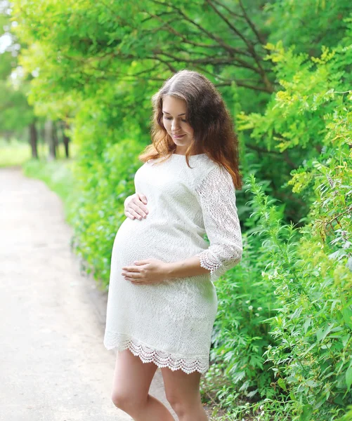 Retrato hermosa joven embarazada en vestido al aire libre en nat —  Fotos de Stock