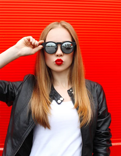 Fashion portrait pretty blonde woman with red lipstick wearing a — Zdjęcie stockowe