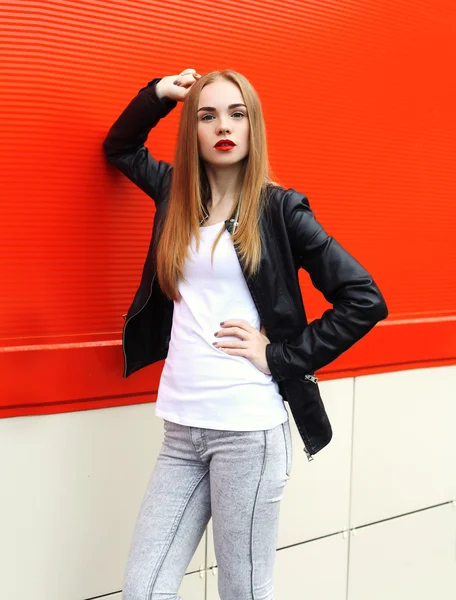 Fashion pretty woman wearing a rock black leather jacket in city — Stockfoto
