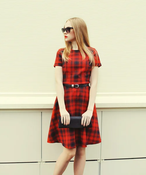 Beautiful blonde woman in red dress, sunglasses with handbag clu — Stock Photo, Image