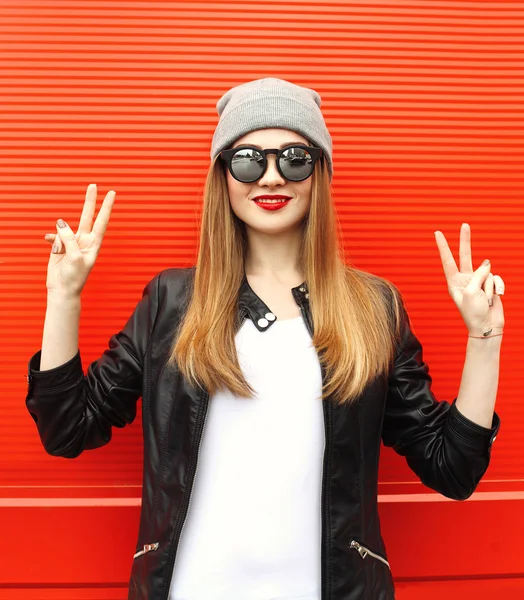 Fashion stylish cool girl having fun wearing a rock black leathe — Stockfoto