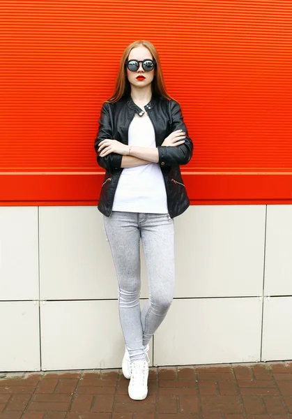 Mode stilvolle hübsche Frau trägt eine Rock-schwarze Lederjacke — Stockfoto