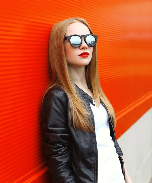 Fashion stylish woman wearing a rock black leather jacket and su — ストック写真