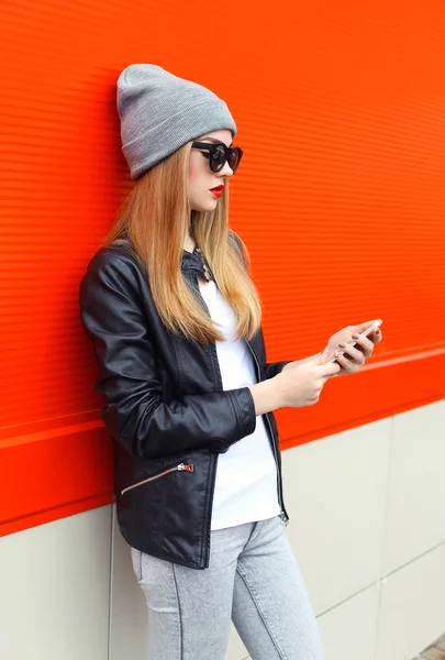 Fashion stylish young woman using smartphone in city — Stock Photo, Image