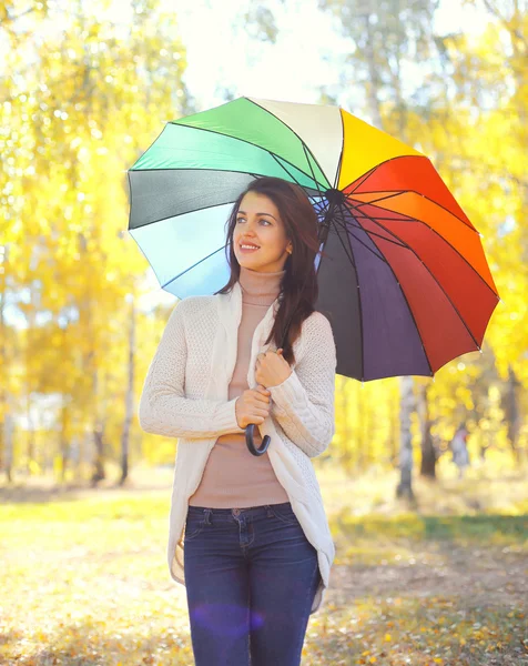 Mulher sorridente bonita com guarda-chuva colorido no dia de outono — Fotografia de Stock