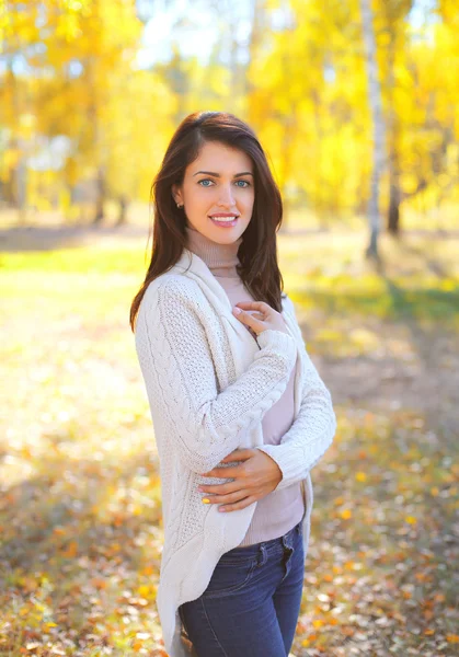 Belle jeune femme souriante dans la journée ensoleillée d'automne — Photo