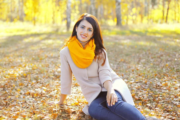 Schöne lächelnde junge Frau an einem warmen Herbsttag — Stockfoto