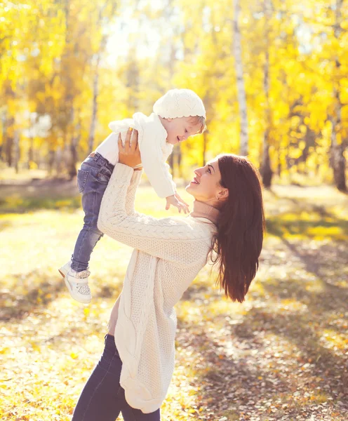 Feliz madre e hijo jugando a divertirse en el soleado y cálido otoño d —  Fotos de Stock