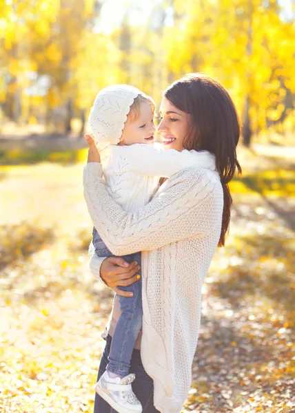 Happy smiling mother and child playing having fun in sunny warm — Stock Photo, Image