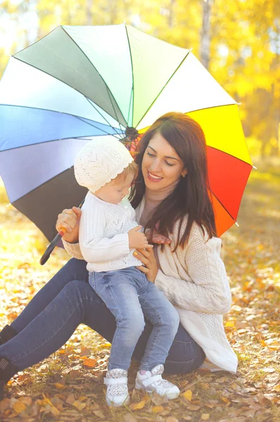Szczęśliwy uśmiechający się mama i dziecko z parasolem razem nieumiem jesień — Zdjęcie stockowe