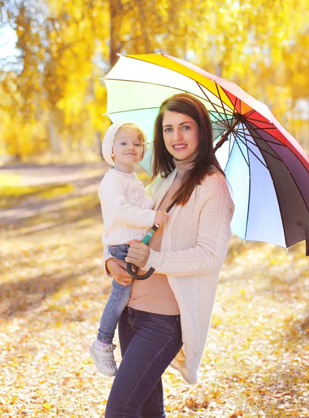 Feliz madre y niño sonriente con paraguas caminando en otoño p —  Fotos de Stock