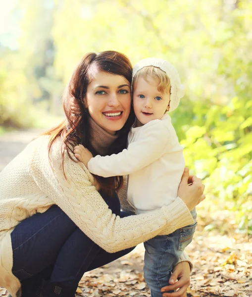 Retrato feliz sonriente madre e hijo caminando en el parque de otoño —  Fotos de Stock
