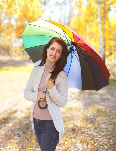 Retrato bela mulher sorridente com guarda-chuva colorido em autum — Fotografia de Stock