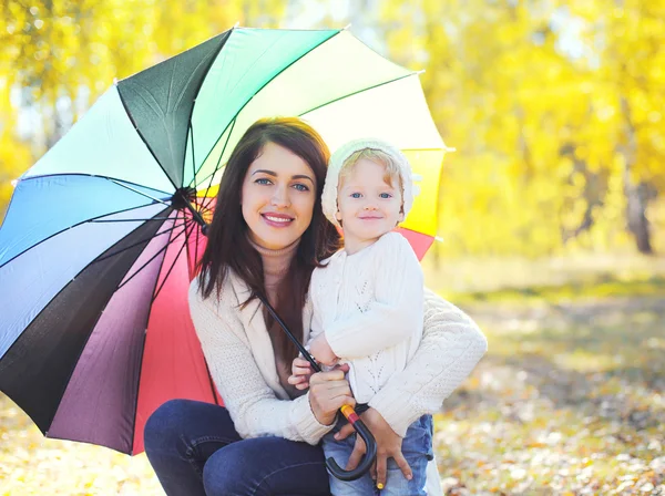 Portrait happy smiling mother and child with umbrella walking in — Stock Photo, Image