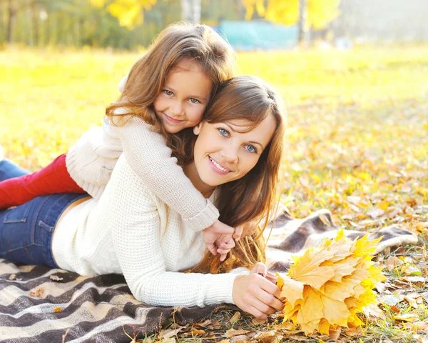Feliz sorrindo mãe e criança se divertindo junto com m amarelo — Fotografia de Stock