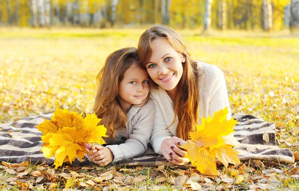 Portrait heureux sourire mère et enfant avec carte jaune — Photo